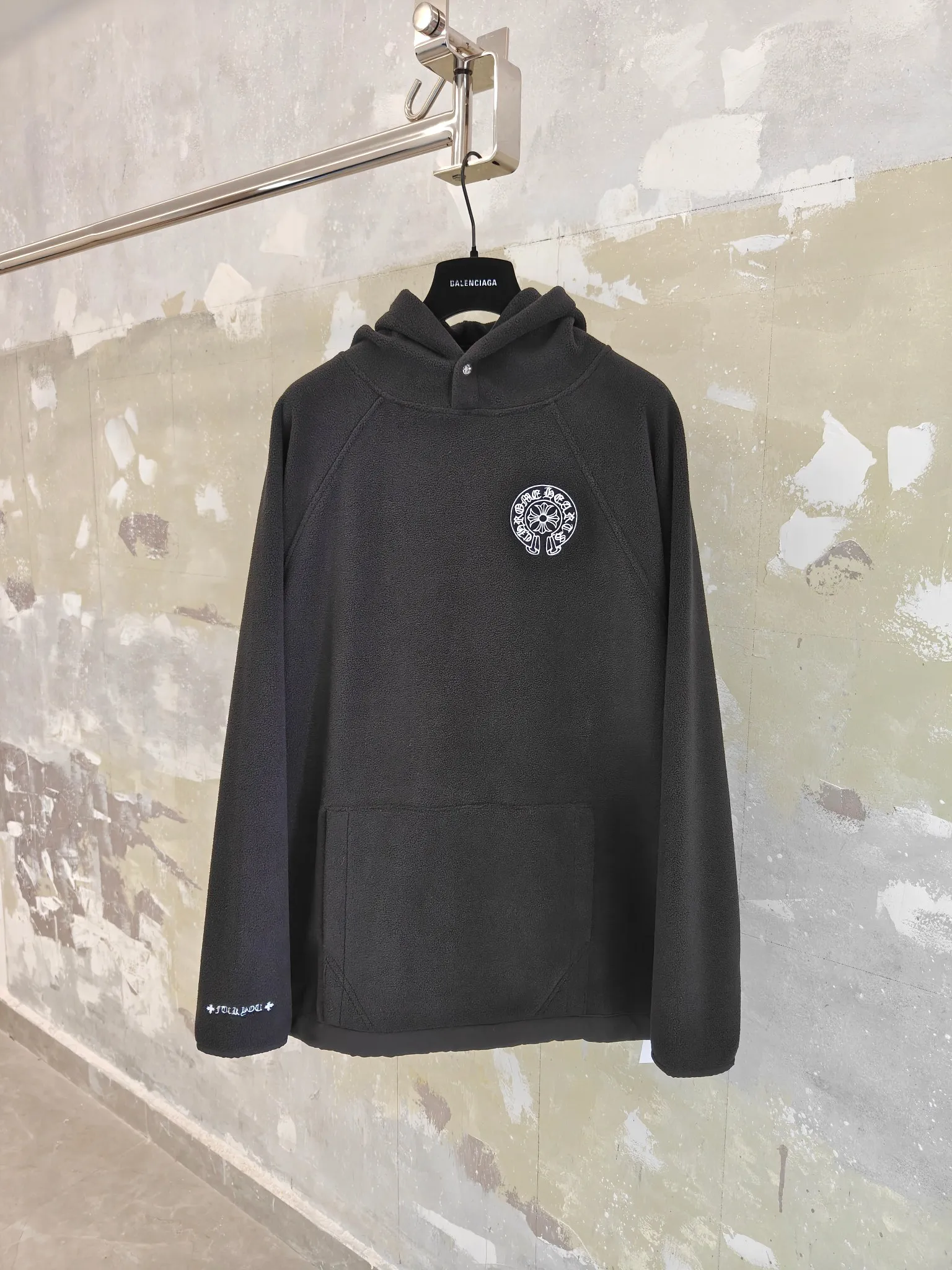 P420 Embroidered double-sided brushed polar fleece hooded sweatshirt is rare in Chrome Heart's selection of materials. It uses terry and brushed fabrics to make it softer and warmer. Classic horseshoe embroidery on the chest. Made of imported lambskin. The crusader flower snap buttons on the collar and the melon beads on the hem are all genuine antique silver. Size S M L